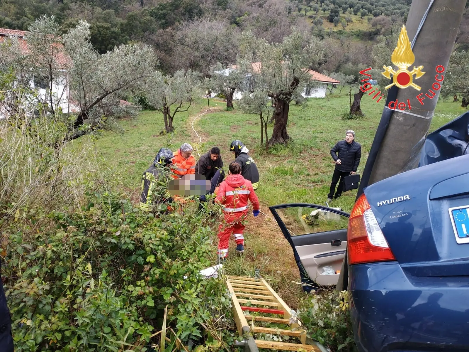 Nel catanzarese auto impatta violentemente contro paolo Enel, VVF estraggono dalle lamiere un 60enne