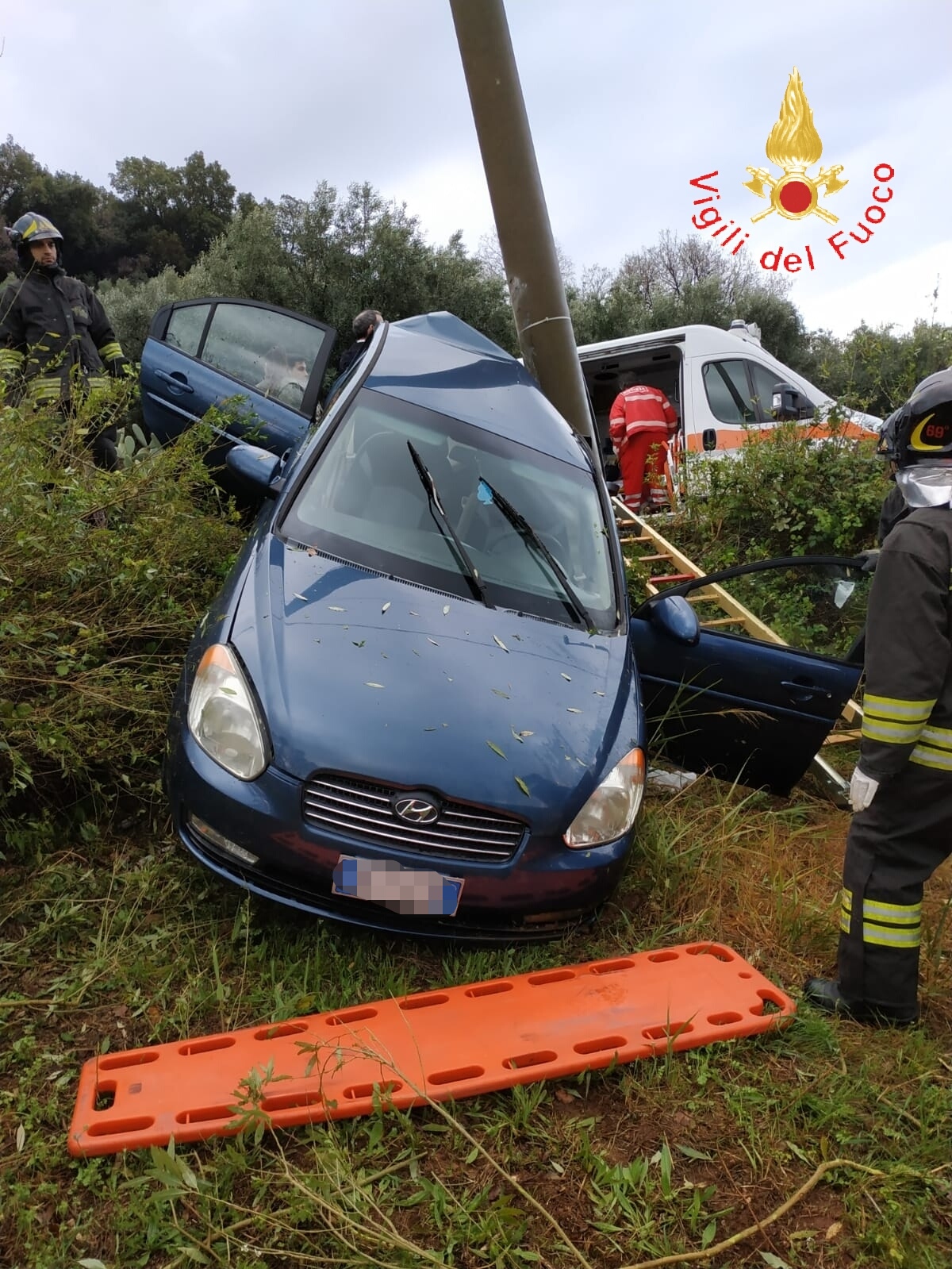 Nel catanzarese auto impatta violentemente contro paolo Enel, VVF estraggono dalle lamiere un 60enne