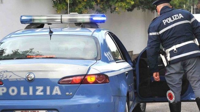 Violenza sessuale: stupro filmato con telefonino, 4 arresti. Vittima adescata sul web