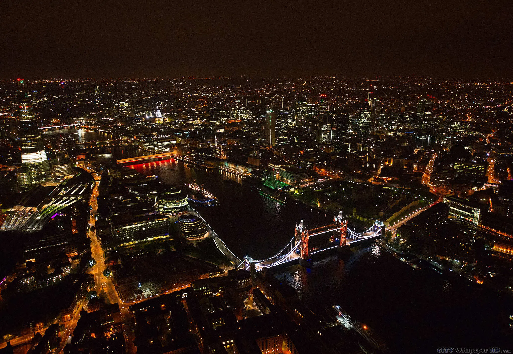 Notte di sangue a Londra: tre persone accoltellate. Grave una 20enne