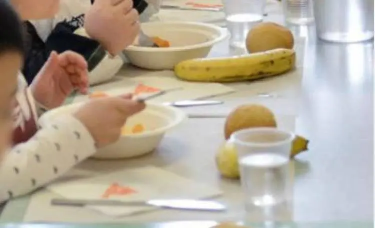 Mensa scolastica, tonno e cracker per una bambina