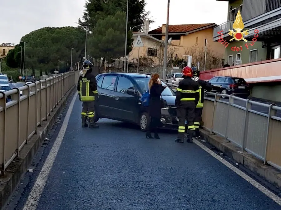 Catanzaro causa maltempo auto va in testacoda impattando contro guardrail. Intervento dei VVF