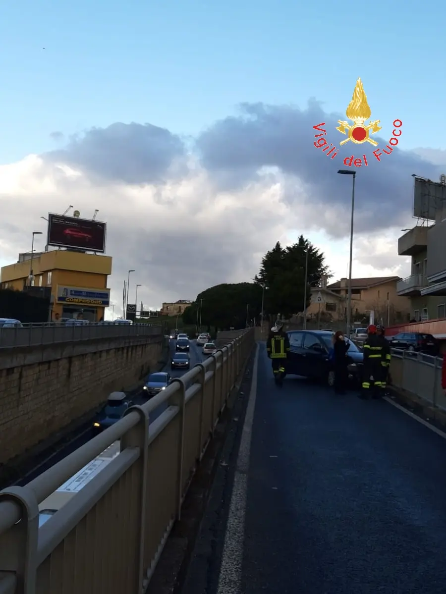 Catanzaro causa maltempo auto va in testacoda impattando contro guardrail. Intervento dei VVF