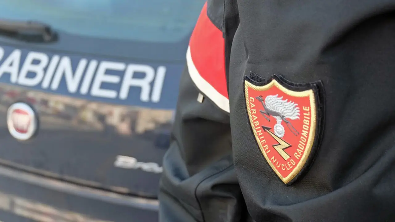 Ladispoli, 17enne segregato in casa dal padre senza acqua né cibo: arrestato il genitore