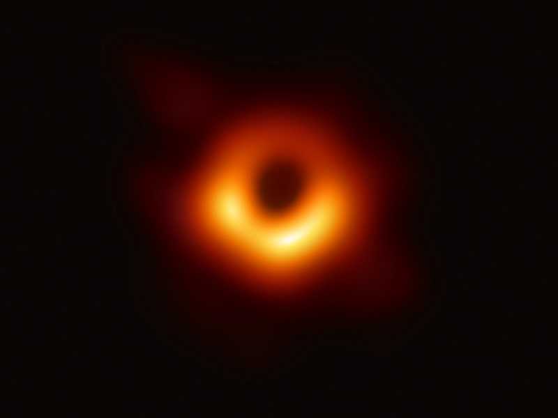 Astronomia, ecco la prima immagine di un buco nero: è già la foto del secolo