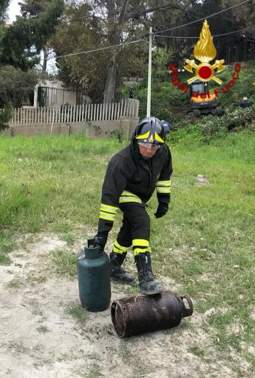 Crotone. Noi a casa, "fuori gli Angeli custodi" VVF impegnati su diversi fronti