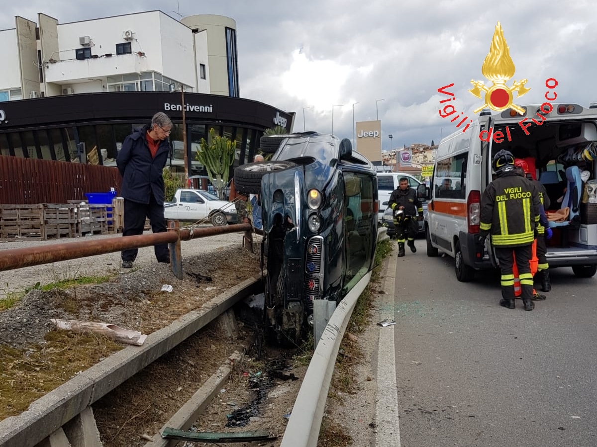 Incidente Stradale a Soverato Sud i VVF estraggono dalle lamiere il conducente