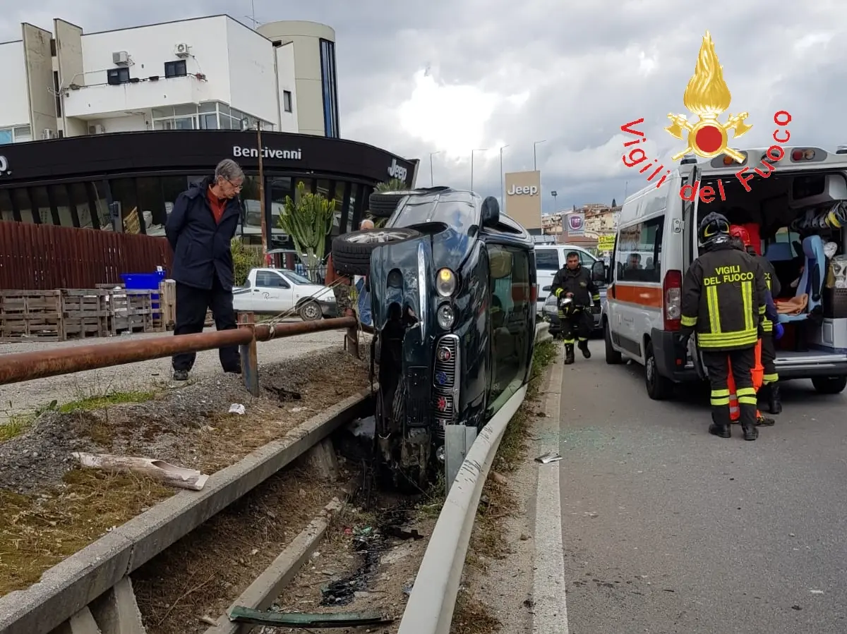 Incidente Stradale a Soverato Sud i VVF estraggono dalle lamiere il conducente