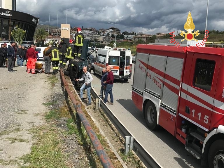 Incidente Stradale a Soverato Sud i VVF estraggono dalle lamiere il conducente