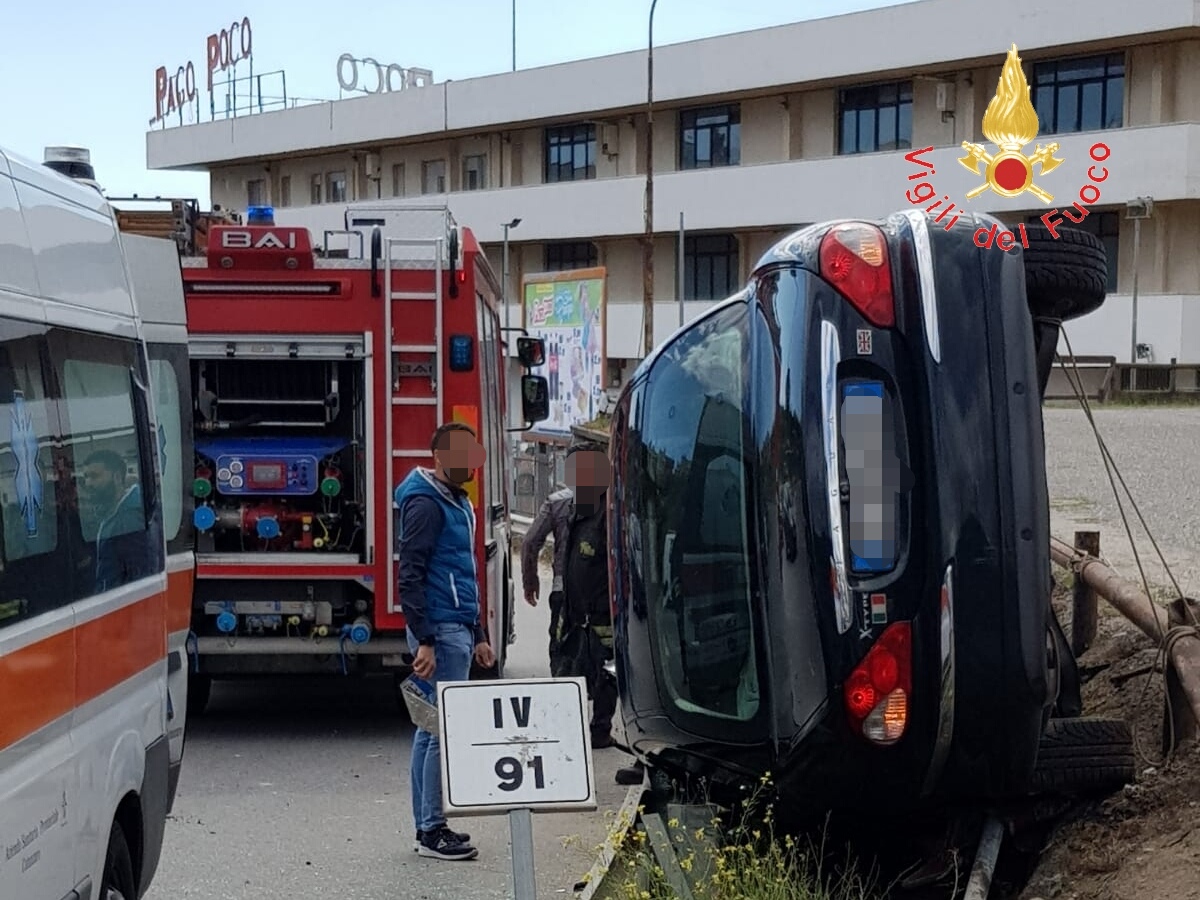 Incidente Stradale a Soverato Sud i VVF estraggono dalle lamiere il conducente