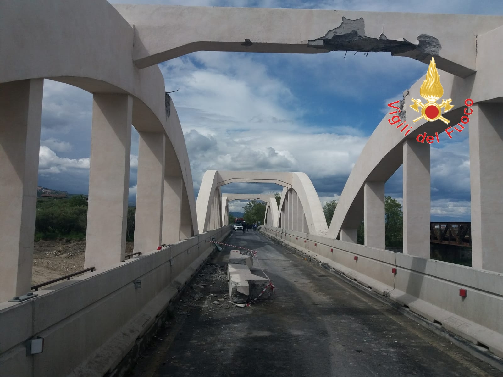 Incidente sulla SS106, Il camion è troppo alto e si porta via il ponte, intervento dei VVF