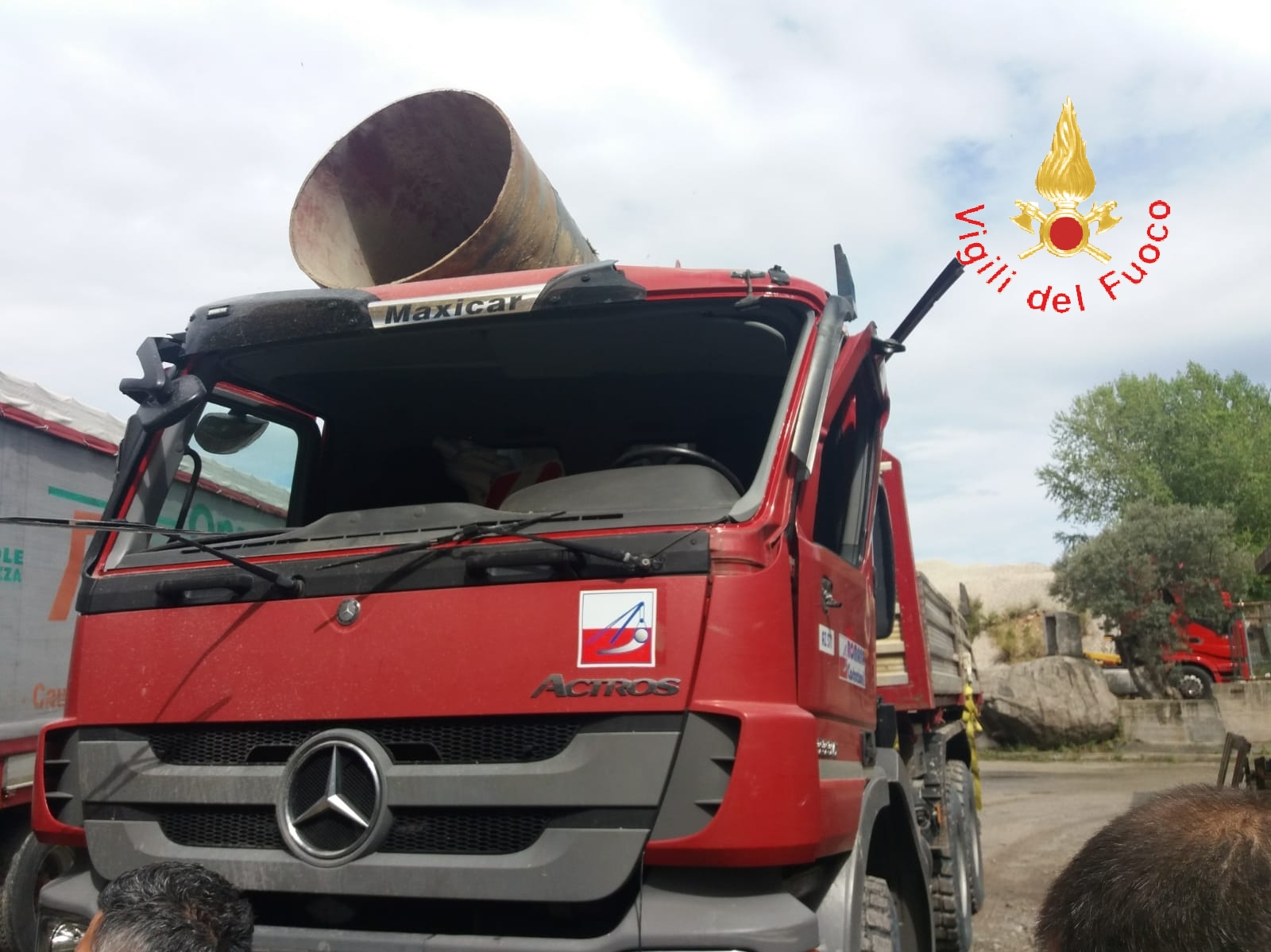 Incidente sulla SS106, Il camion è troppo alto e si porta via il ponte, intervento dei VVF