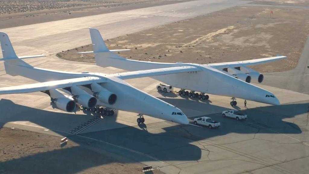Primo volo per aereo più grande del mondo in California