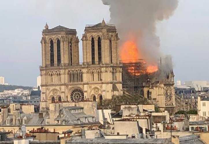Parigi, imponente rogo in corso a Notre-Dame