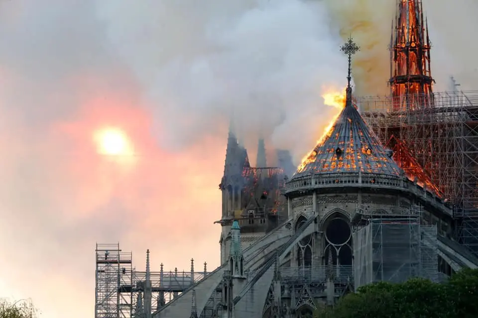 Parigi, imponente rogo in corso a Notre-Dame