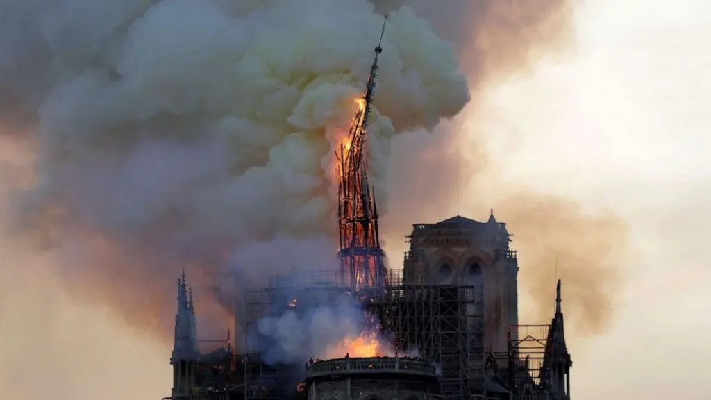 Parigi, Notre Dame è bruciata. L'interno e la struttura sono salvi