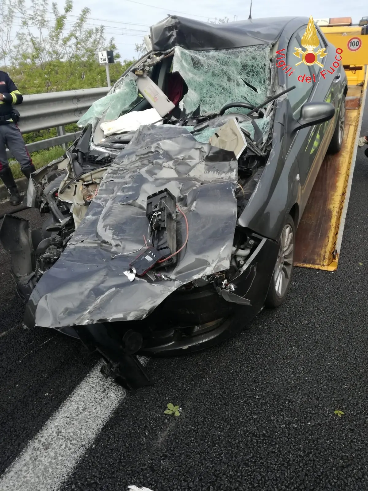 Incidenti stradali: A2 auto impatta violentemente contro un Tir un ferito grave