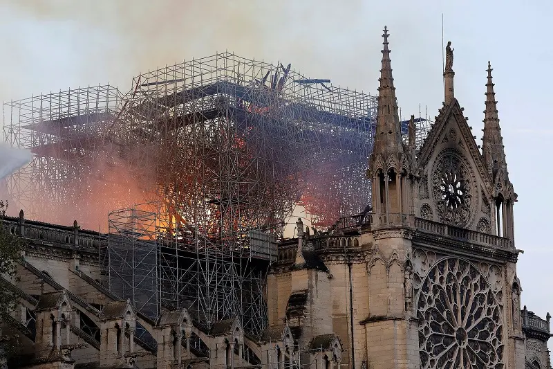 Incendio Notre-Dame: frontoni laterali ancora a rischio crollo