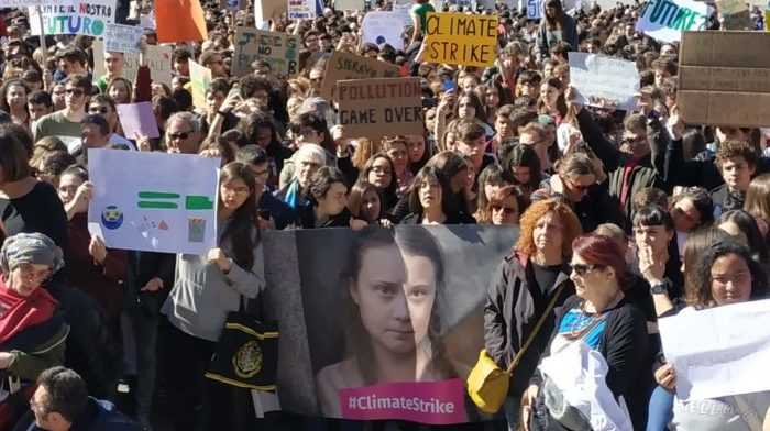 Greta Thunberg: Migliaia di giovani in piazza a Roma “Alice, 9 anni, parla sul palco”