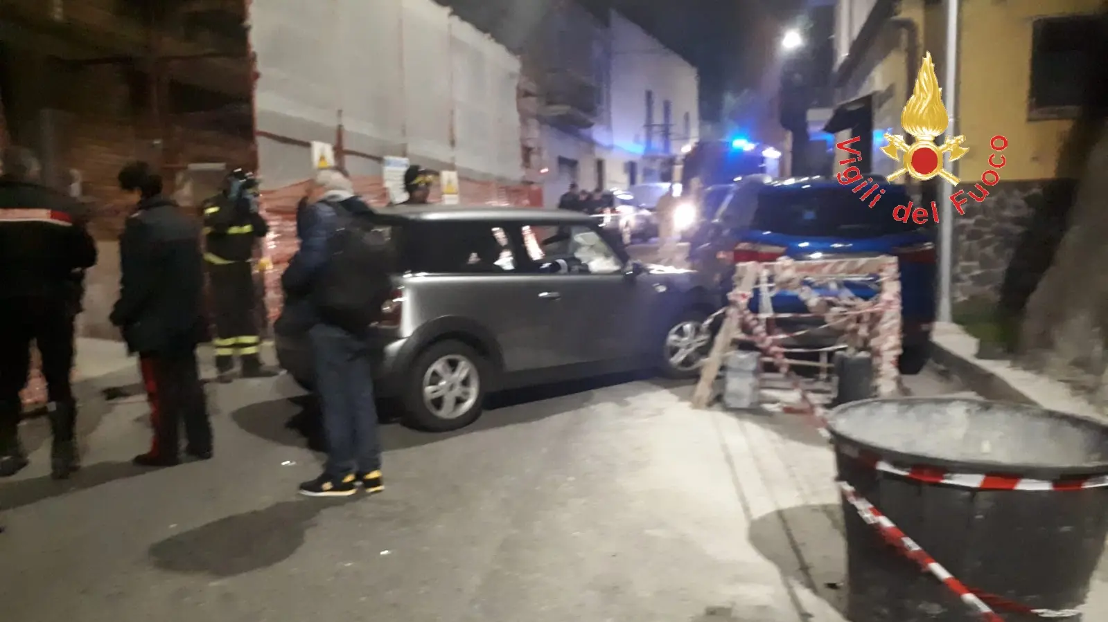 Catanzaro, causa incidente, Via Nuova Bellavista chiusa al transito, intervento dei VVF