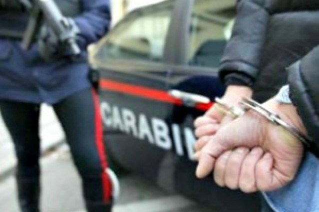 Roma, accoltella la moglie al collo davanti ai tre figli: arrestato
