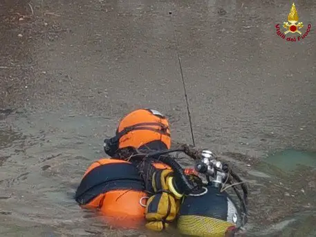 Maltempo. Auto travolta da piena torrente, persona dispersa, intervento dei VVF