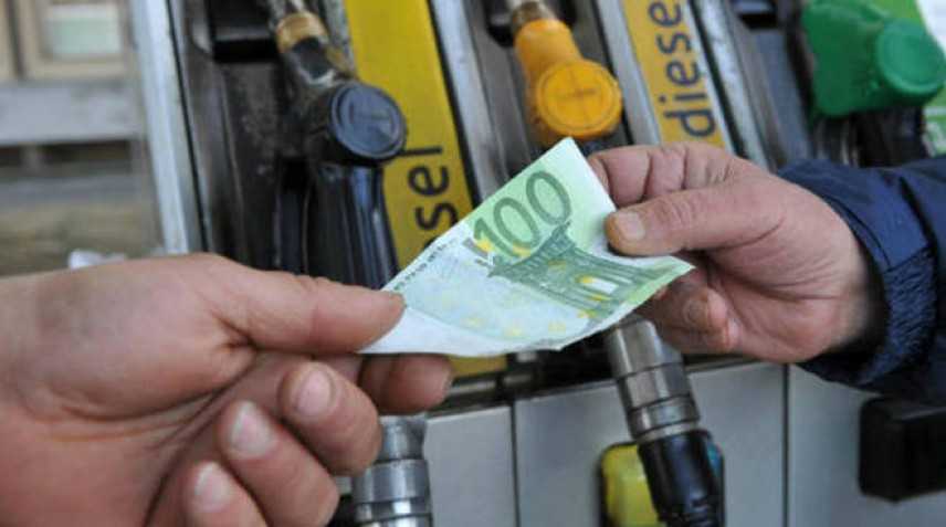 Benzina e gasolio: i rincari per il lungo ponte di aprile