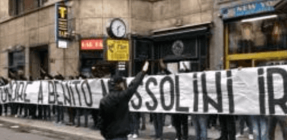 Milan-Lazio, gli "Irriducibili" espongono uno striscione a favore di Mussolini