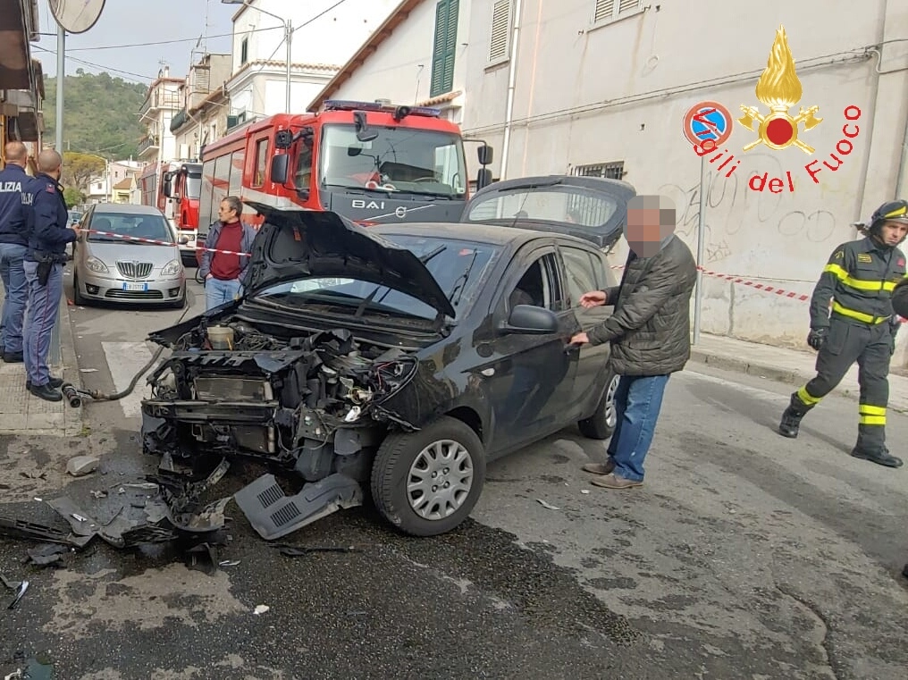 Catanzaro, quartiere Santa Maria, incidente stradale, due feriti, intervento dei VVF