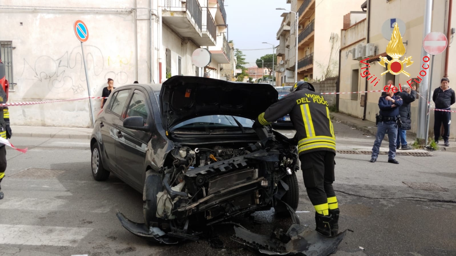 Catanzaro, quartiere Santa Maria, incidente stradale, due feriti, intervento dei VVF