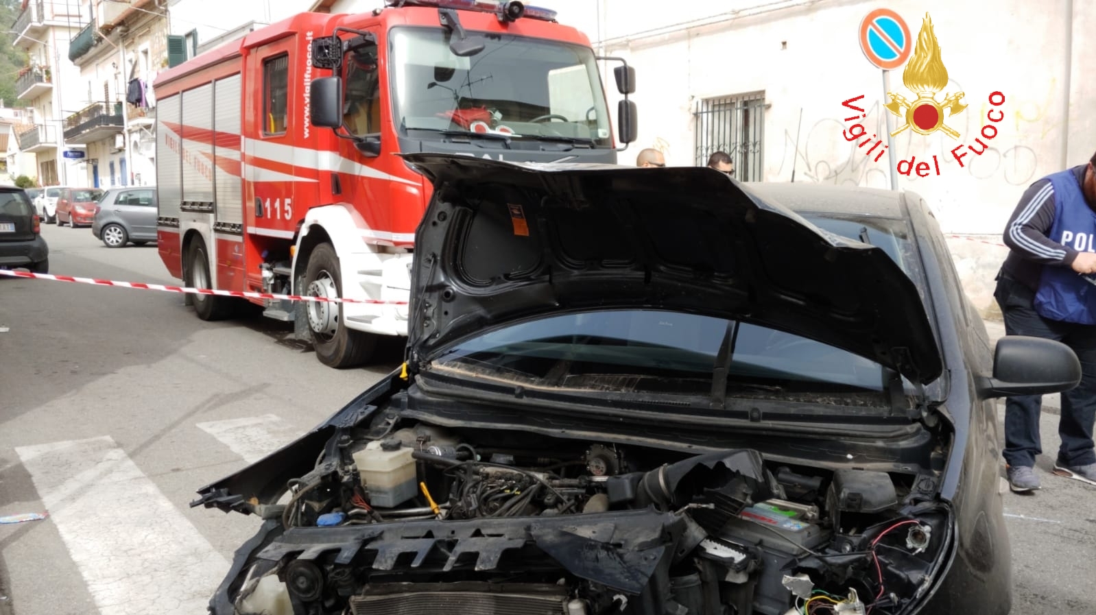 Catanzaro, quartiere Santa Maria, incidente stradale, due feriti, intervento dei VVF