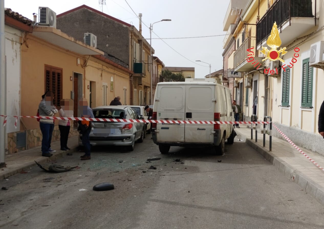 Catanzaro, quartiere Santa Maria, incidente stradale, due feriti, intervento dei VVF