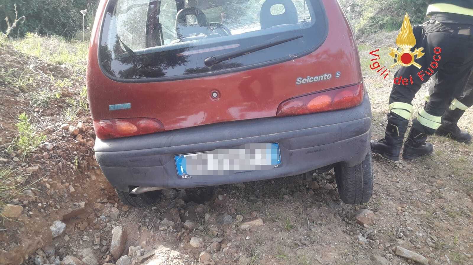 Nonnino con l'auto finisce in un dirupo poi si perde nei campi, intervento dei  VVF dI Cz e Vv