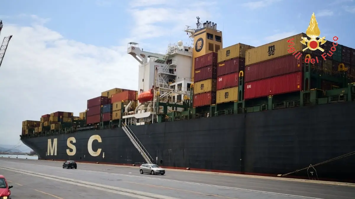 Incendio a bordo nave al Porto di Gioia Tauro, intervento dei VVF