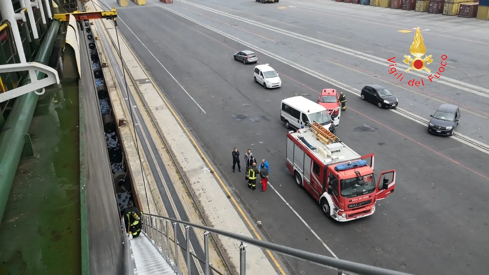 Incendio a bordo nave al Porto di Gioia Tauro, intervento dei VVF