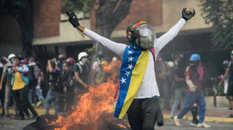 Venezuela, nuovi scontri a Caracas. La Russia averte gli Usa: "Non immischiatevi"