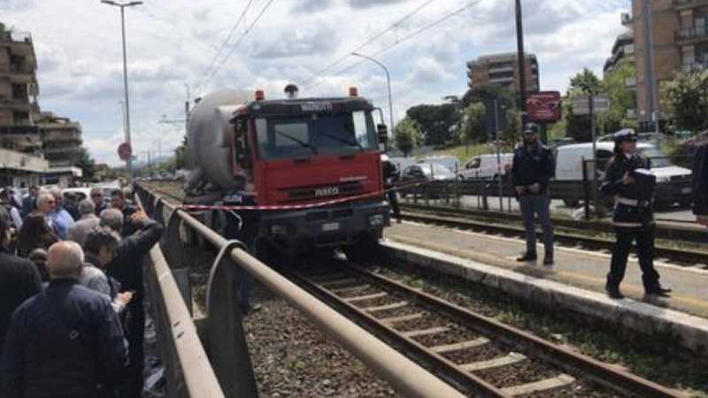 Roma, betoniera fuori controllo sulla Casilina: 20 auto travolte, almeno 9 i feriti