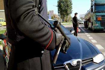 Forza posto di blocco e investe carabiniere, arrestato. "Militare esplode colpo pistola"