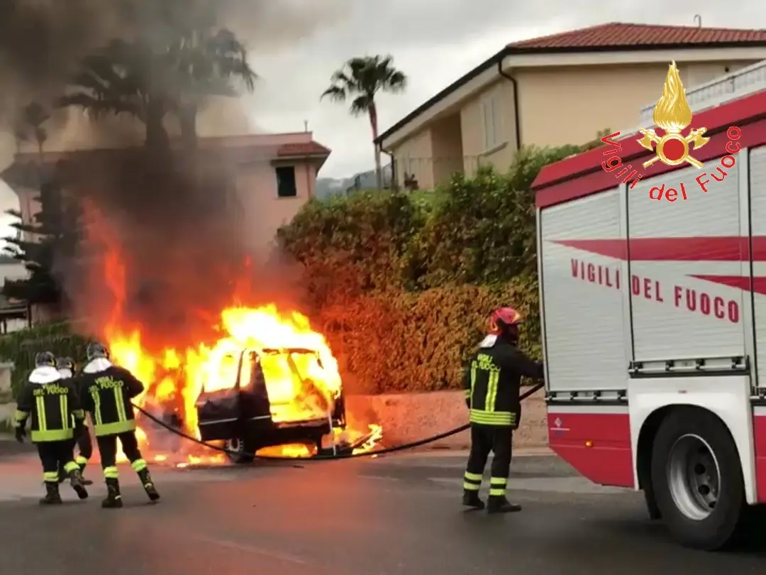 Catanzaro SP124 , divampata auto in transito zona Pietragrande intervento dei VVF