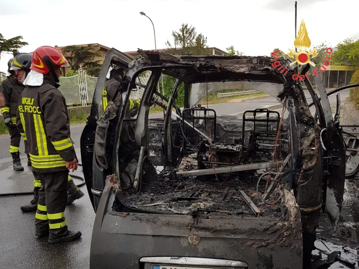 Catanzaro SP124 , divampata auto in transito zona Pietragrande intervento dei VVF