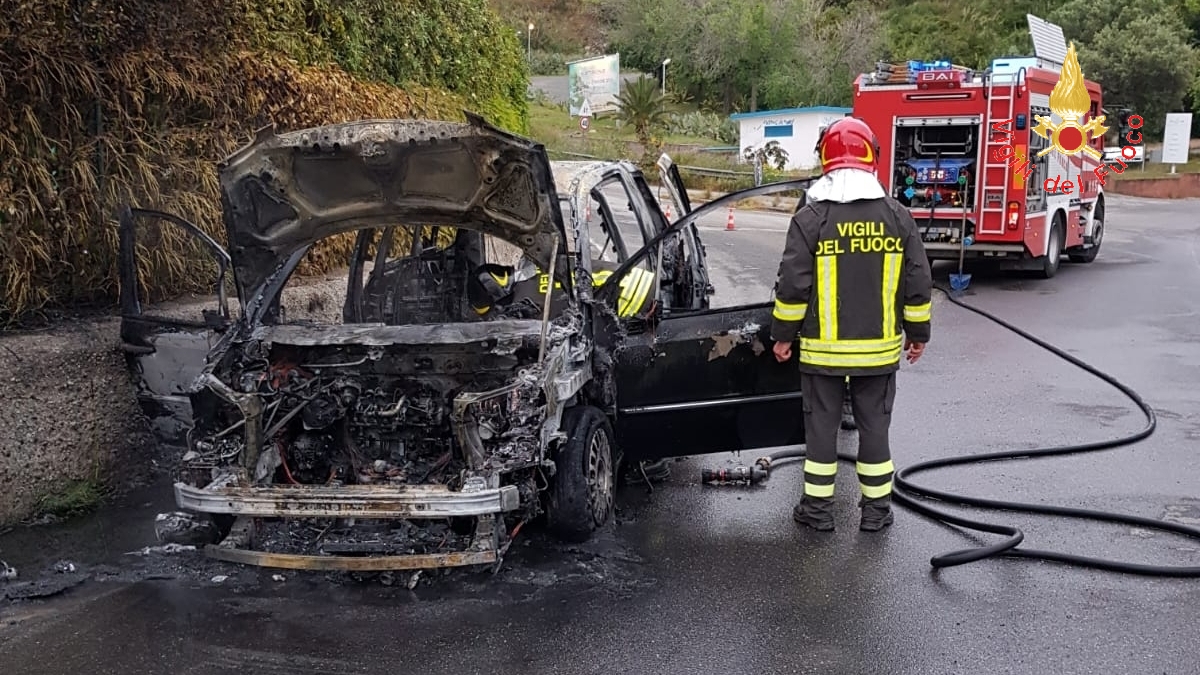 Catanzaro SP124 , divampata auto in transito zona Pietragrande intervento dei VVF