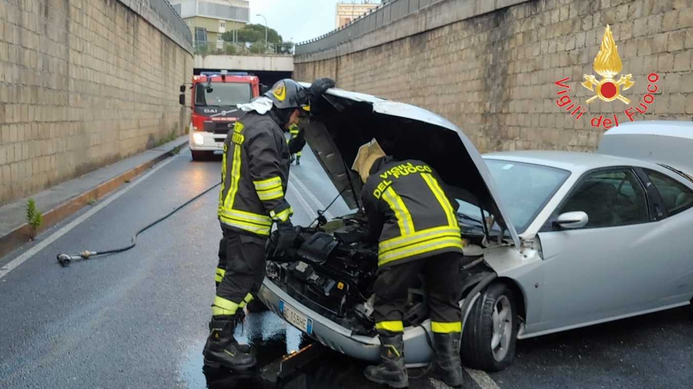 Incidente stradale a Catanzaro, traffico in tilt, intervento dei VVF
