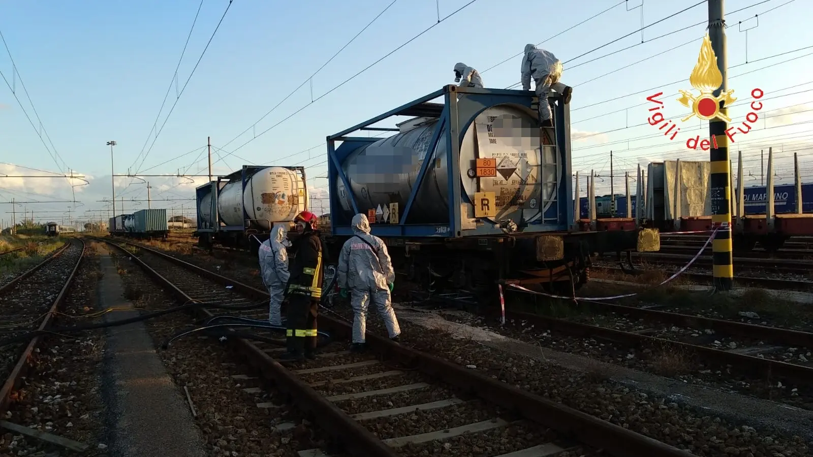 Villa San Giovanni sversamento  acido solforico da ferrocisterna intervento dei VVF