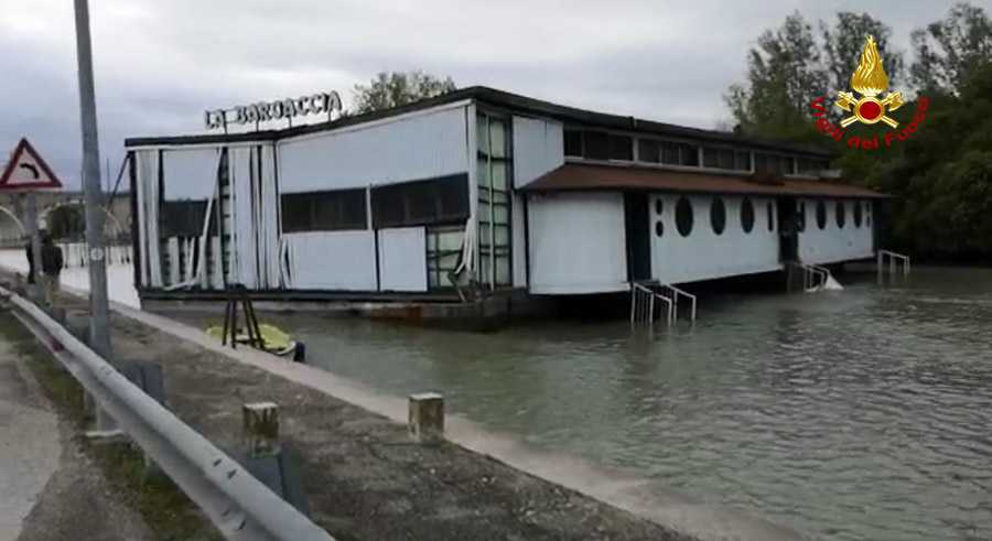 Maltempo: I VVF recuperano il ristorante galleggiante alla deriva