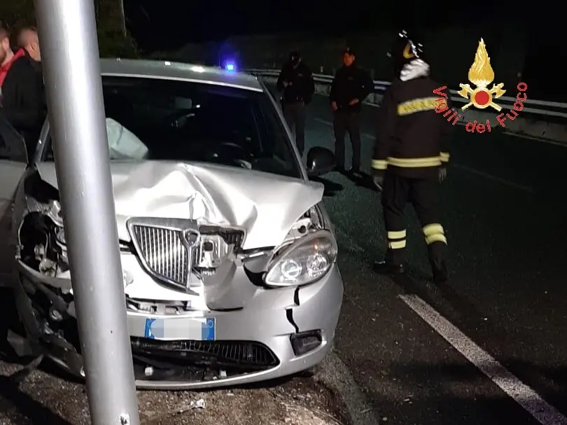 Catanzaro, auto imapatta prima contro due auto poi su un palo, intervento dei VVF