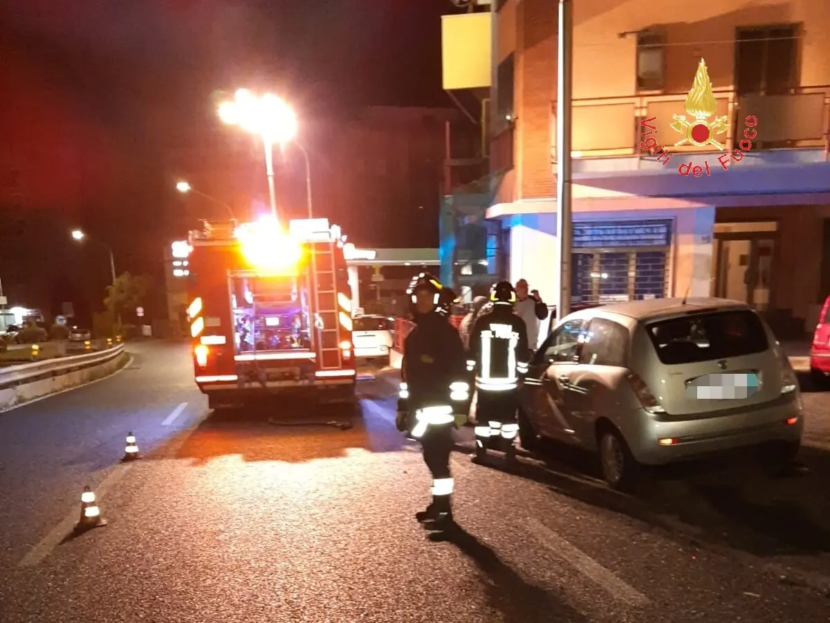 Catanzaro, auto imapatta prima contro due auto poi su un palo, intervento dei VVF