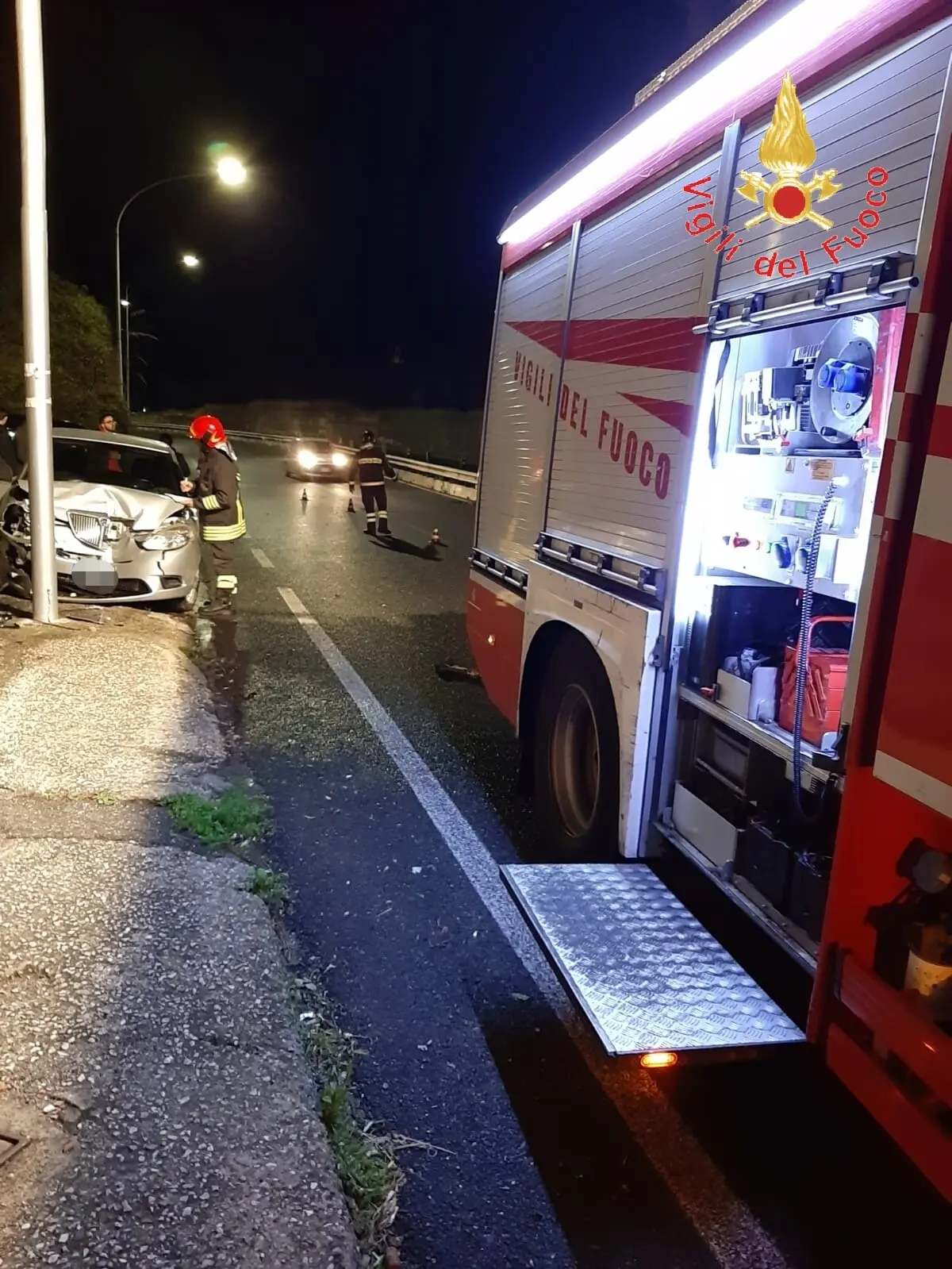 Catanzaro, auto imapatta prima contro due auto poi su un palo, intervento dei VVF