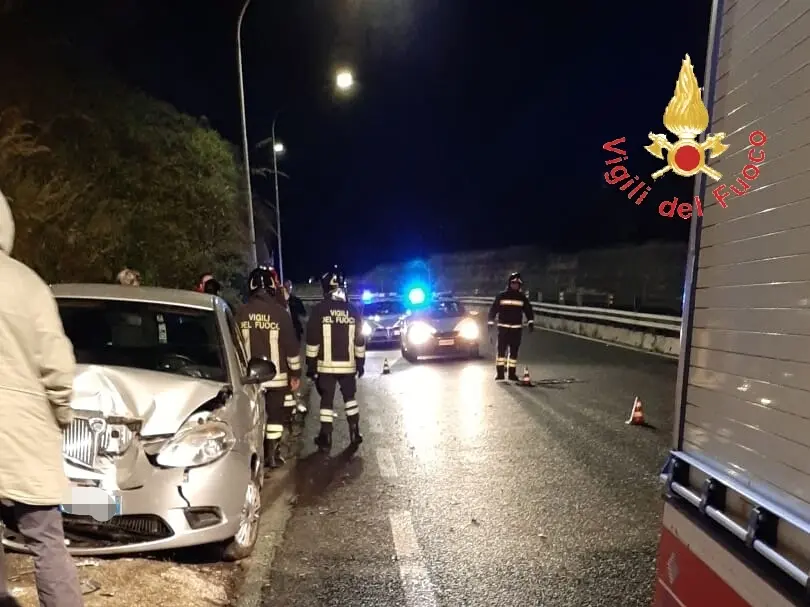 Catanzaro, auto imapatta prima contro due auto poi su un palo, intervento dei VVF