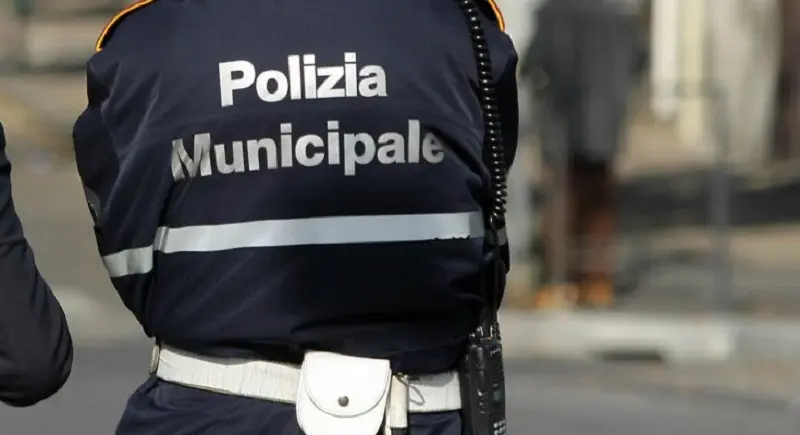 Controlli polizia locale di Zumpano su autobus in partenza per gita scolastica