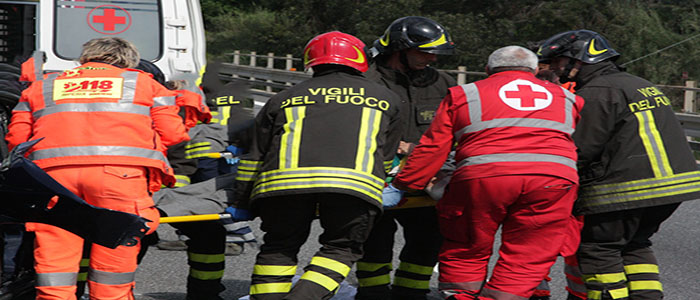 Incidenti stradali: violento scontro fra auto, muore 19enne